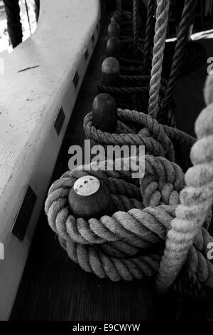 L'assurage et l'axe de la corde enroulée sur un grand voilier. Banque D'Images