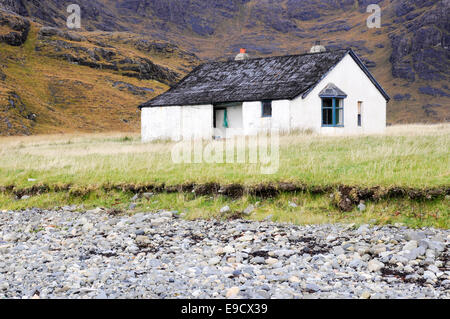 Bothy à Camasunary, un endroit isolé près d'Elgol sur l'île de Skye. Couleurs d'automne dans le paysage de la lande. Banque D'Images