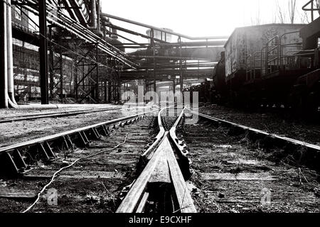 Chemin de fer rouillé et bâtiments industriels abandonnés Banque D'Images