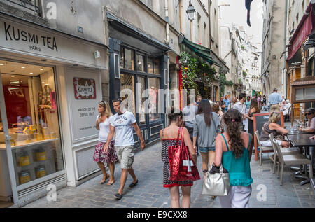 Rue des rosiers vu de la rue Vieille du Temple, quartier du Marais Banque D'Images