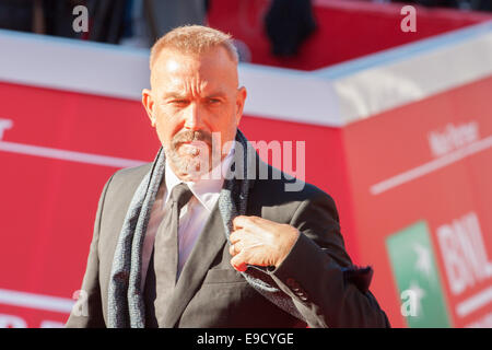 Rome, Italie. 24 Oct, 2014. Kevin Costner sur le tapis rouge pour la présentation du film 'Noir et blanc' au cours de 9e Festival du Film de Rome 2014. Credit : Luca/Prizia Pacific Press/Alamy Live News Banque D'Images