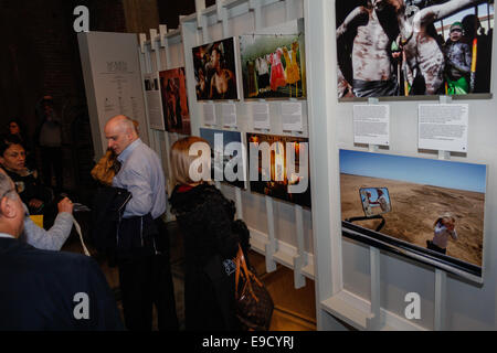 Rome, Italie. 24 Oct, 2014. . 24 Oct, 2014. Les visiteurs au cours de la presse de l'exposition "Femmes d'Vision - Les grands photographes de National Geographic,' au Palazzo Madama. Il y a 99 photographies dans l'exposition de 11 femmes photographes qui se déroulera du 25 octobre 2014 jusqu'à Janvier 11, 2015. © Elena Aquila/Pacific Press/Alamy Live News Crédit : PACIFIC PRESS/Alamy Live News Banque D'Images