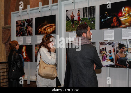 Rome, Italie. 24 Oct, 2014. . 24 Oct, 2014. Les visiteurs au cours de la presse de l'exposition "Femmes d'Vision - Les grands photographes de National Geographic,' au Palazzo Madama. Il y a 99 photographies dans l'exposition de 11 femmes photographes qui se déroulera du 25 octobre 2014 jusqu'à Janvier 11, 2015. © Elena Aquila/Pacific Press/Alamy Live News Crédit : PACIFIC PRESS/Alamy Live News Banque D'Images