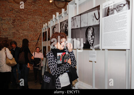 Rome, Italie. 24 Oct, 2014. . 24 Oct, 2014. Les visiteurs au cours de la presse de l'exposition "Femmes d'Vision - Les grands photographes de National Geographic,' au Palazzo Madama. Il y a 99 photographies dans l'exposition de 11 femmes photographes qui se déroulera du 25 octobre 2014 jusqu'à Janvier 11, 2015. © Elena Aquila/Pacific Press/Alamy Live News Crédit : PACIFIC PRESS/Alamy Live News Banque D'Images