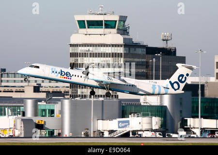 FlyBe DeHavilland Dash-8 monte à l'écart de la piste 23R à l'aéroport de Manchester. Banque D'Images