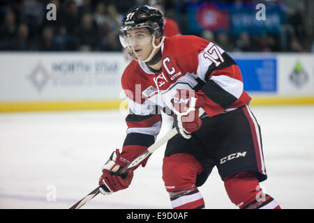 L'Ontario, Canada. 24 Oct, 2014. 24 octobre, 2014. Travis Konecny (17) des 67 d'Ottawa suit le jouer pendant un match entre les Knights de London et 67 d'Ottawa. London Ottawa défait par un score de 5-3 au John Labatt Centre à London, en Ontario, Canada. Credit : Mark Spowart/Alamy Live News Banque D'Images