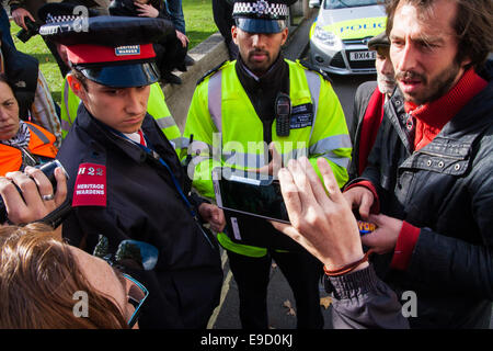 Londres, Royaume-Uni. 25 octobre, 2014. Des militants de la démocratie continuent d'occuper leur petite protestation contre le capitalisme 'usurpation de la démocratie", à l'extérieur du Parlement. Ils exigent que le gouvernement met les gens avant le profit" et que le projet de protocole TTIP entre l'Europe et les États-Unis est tombé, et que les tentatives de privatiser davantage le NHS et autres services publics sont arrêtés. Crédit : Paul Davey/Alamy Live News Banque D'Images