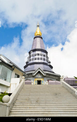 Phra Mahathat Napapolphumisiri sur pagode Doi Intanon dans la montagne de la province de Chiang Mai en Thaïlande. Banque D'Images