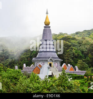 Phra Mahathat Napapolphumisiri sur pagode Doi Intanon dans la montagne de la province de Chiang Mai en Thaïlande. Banque D'Images