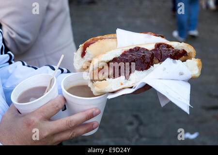 Lincoln, Lincolnshire, Royaume-Uni. 25 octobre, 2014. La 12ème grande fête de la saucisse a eu lieu aujourd'hui à et autour de le parc du château . Pour célébrer le fameux Lincolnshire sausage .des foules immenses ont assisté à l'événement annuel dans le cadre de beaux ciels d'automne .pied de long Saucisses et boissons . Credit : IFIMAGE/Alamy Live News Banque D'Images