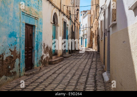 Petite rue pavées étroites dans la médina de Sousse, Tunisie. Banque D'Images