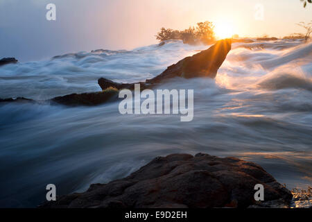 Coucher du soleil dans le Victoria Falls. Les chutes Victoria, à la frontière entre le Zimbabwe et la Zambie est l'une des plus vues à couper le souffle Banque D'Images