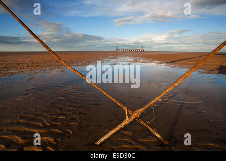 Fin de l'abandon St Annes Pier et de la plage tôt le matin Banque D'Images