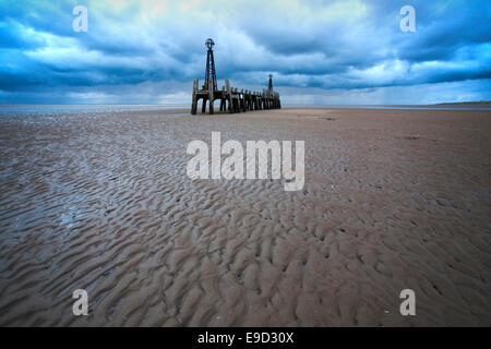 Fin à l'abandon de St Anne's pier au crépuscule contre ciel orageux Banque D'Images
