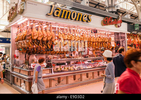 Jamon serrano en vente sur stands dans le marché central, Valencia, Espagne. Banque D'Images