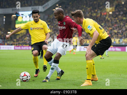 Dortmund, Allemagne. 25 octobre, 2014. Dortmund Ilkay Guendogan's (L) et Erik Durm (R) vie pour le bal avec Jimmy Briand du Hanovre (C) au cours de la Bundesliga match de foot entre Borussia Dortmund et Hanovre 96 au Signal Iduna Park de Dortmund, Allemagne, 25 octobre 2014. Photo : BERND THISSEN (CONDITIONS DE L'EMBARGO- ATTENTION : En raison de la lignes directrices d'accréditation, le LDF n'autorise la publication et l'utilisation de jusqu'à 15 photos par correspondance sur internet et dans les médias en ligne pendant le match.)/dpa/Alamy Live News Banque D'Images