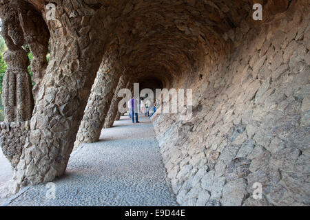 Viaduc du caroubier par Antoni Gaudi dans le parc Guell, principale attraction touristique à Barcelone, Catalogne, Espagne. Banque D'Images