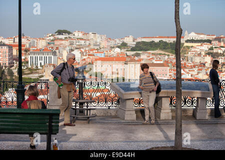 Miradouro de Sao Pedro de Alcantara vantage point à Lisbonne, Portugal. Banque D'Images