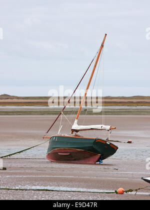 Marooned voilier à marée basse sur le lit de la rivière Torridge à Appledore dans le Nord du Devon UK Banque D'Images