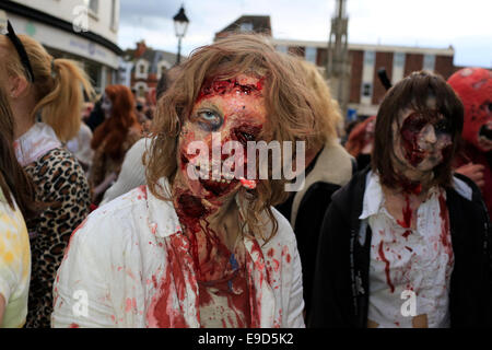 Glastonbury, Somerset, Royaume-Uni. 25 Octobre 2014 : des hordes de zombies se rassemblent à Glastonbury pour Zombie Walk annuel où les participants habillés comme des zombies en maraude lurch le long de la rue principale tournant dans le victimes consentantes 'undead' c'est la troisième édition de la Zombie Walk de Glastonbury et est hébergé par les soins de la charité, Martha, et toutes les recettes sont versées en vue de soutenir les familles avec enfants très malades. Crédit : Tom Jura/Alamy Live News Banque D'Images