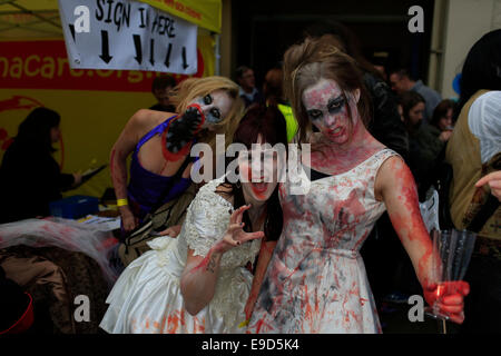 Glastonbury, Somerset, Royaume-Uni. 25 Octobre 2014 : des hordes de zombies se rassemblent à Glastonbury pour Zombie Walk annuel où les participants habillés comme des zombies en maraude lurch le long de la rue principale tournant dans le victimes consentantes 'undead' c'est la troisième édition de la Zombie Walk de Glastonbury et est hébergé par les soins de la charité, Martha, et toutes les recettes sont versées en vue de soutenir les familles avec enfants très malades. Crédit : Tom Jura/Alamy Live News Banque D'Images