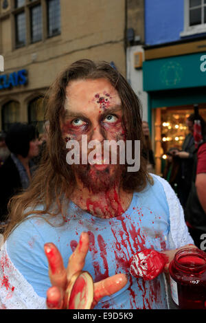 Glastonbury, Somerset, Royaume-Uni. 25 Octobre 2014 : des hordes de zombies se rassemblent à Glastonbury pour Zombie Walk annuel où les participants habillés comme des zombies en maraude lurch le long de la rue principale tournant dans le victimes consentantes 'undead' c'est la troisième édition de la Zombie Walk de Glastonbury et est hébergé par les soins de la charité, Martha, et toutes les recettes sont versées en vue de soutenir les familles avec enfants très malades. Crédit : Tom Jura/Alamy Live News Banque D'Images