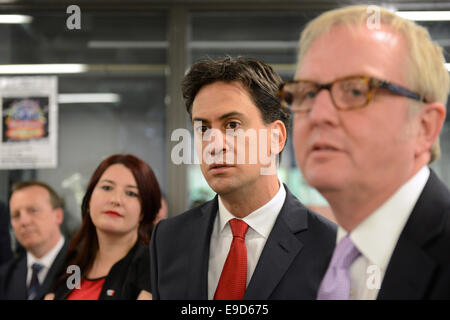 Ed Miliband, membre du parti travailliste britannique visites Dudley College Banque D'Images