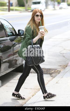 Nicola Roberts vu ramasser de Starbucks café le matin avant de se rendre à un studio. Comprend : Nicola Roberts Où : Los Angeles, California, United States Quand : 22 Avr 2014 Banque D'Images