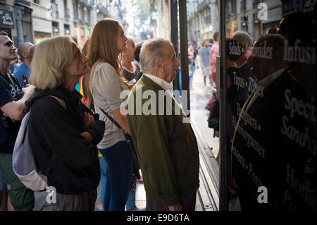 Barcelone, Espagne. 25 octobre, 2014. Les amateurs de football à Barcelone voir la TV à travers la fenêtre d'un bar pendant le match de la Liga entre le Real Madrid CF et le FC Barcelone. Crédit : Jordi Boixareu/Alamy Live News Banque D'Images