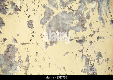 Grungy texture de fond gris, mur de béton avec de la peinture jaune Banque D'Images