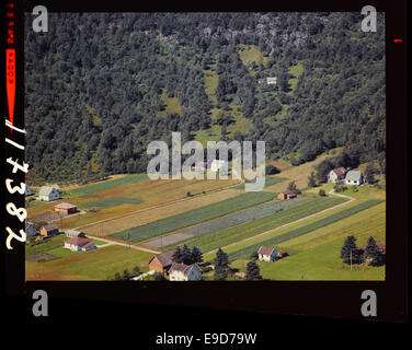 Photographie aérienne de Kvinesdal kommune, prise sous un angle oblique. L’image a été capturée par Flyveselskap A/S de Widerøe, mettant en valeur le paysage de la région en Norvège. Banque D'Images