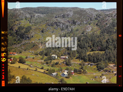 Cette photographie aérienne montre Kvinesdal, une municipalité de Norvège, prise par Flyveselskap A/S. de Widerøe L'image fournit une vue en haute altitude du paysage et de ses environs. Banque D'Images