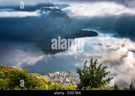 Matin brumeux à Hallstatt vue d'en haut Banque D'Images