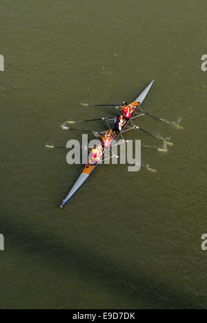 NOVI SAD, SERBIE - 18 octobre 2014 : quatre femmes de l'aviron sur le Danube à Novi Sad à distance traditionnelle sur regatta la concurrence. Banque D'Images