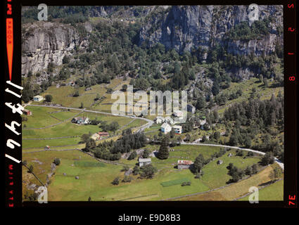 Photographie aérienne de Trøndelag à Kvinesdal kommune, Norvège, prise par Widerøes Flyveselskap A/S. L’image offre une vue panoramique du paysage naturel et des caractéristiques de la région. Banque D'Images