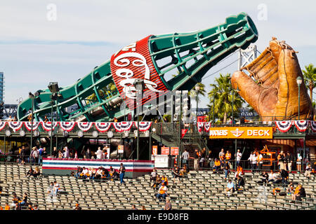 Champ gauche est montrant énorme bouteille de Coca Cola et mitt à AT&T Park, domicile de l'équipe de baseball des Giants de San Francisco Banque D'Images