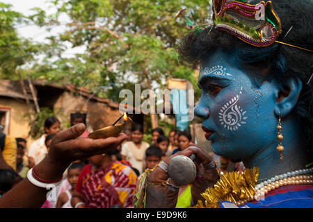 L'homme indien peint son visage comme Le Seigneur Krishna à Bédeille/Charak festival, le Bengale occidental, en Inde. Banque D'Images