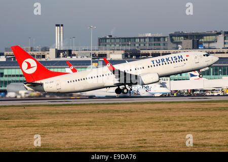 Turkish Airlines Boeing 737-800 tourne à partir de la piste 05L à l'aéroport de Manchester. Banque D'Images