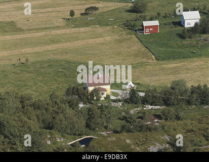 Cette photographie aérienne montre une vue de la municipalité de Dønna en Norvège, prise par Flyveselskap A/S. de Widerøe L'image fait partie de la collection Nasjonalbiblioteket, qui capture la géographie et le paysage de cette région en Norvège. Banque D'Images