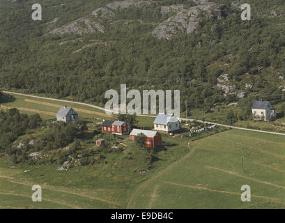 Photographie aérienne de Dønna kommune, Norvège, prise par Widerøes Flyveselskap A/S, montrant les paysages et les caractéristiques topographiques de la région. Banque D'Images