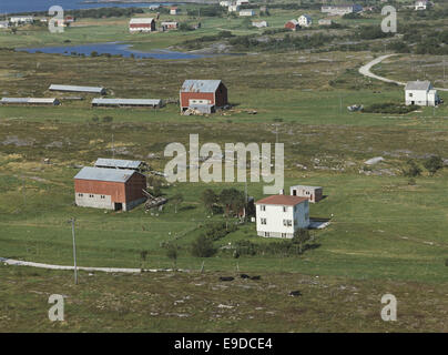 Cette photographie aérienne, prise par Widerøes Flyveselskap, montre une vue de Dønna kommune, Norvège. L'image capture un paysage pris en utilisant des techniques de photographie oblique. Banque D'Images