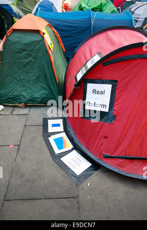 Le Capitalisme et anti bannières notes affichées par les manifestants Occupy London en face de St Paul's Cathedral, London. UK. Banque D'Images