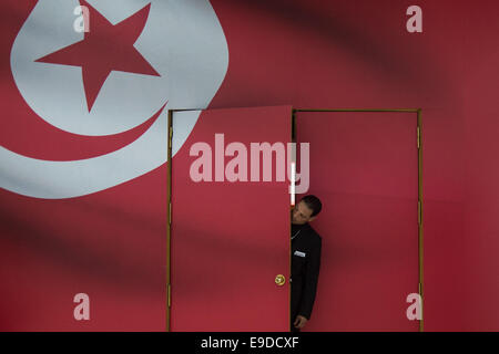 Tunis, Tunisie. 25 octobre, 2014. Un garde de sécurité a l'air de l'entrée d'une salle de conférences du Centre des médias pour les élections parlementaires tunisiennes de 2014 à Tunis, capitale de la Tunisie, le 25 octobre 2014. Élections parlementaires tunisiennes auront lieu le dimanche. Source : Xinhua/Chaoyue Pan/Alamy Live News Banque D'Images