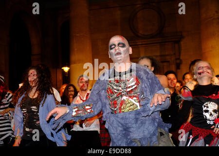 Londres, Royaume-Uni. 25 octobre, 2014. Un flash mob Michael Jackson's thriller effectue dans le cadre d'un événement mondial 'Thrill the world' Crédit : Rachel/Megawhat Alamy Live News Banque D'Images