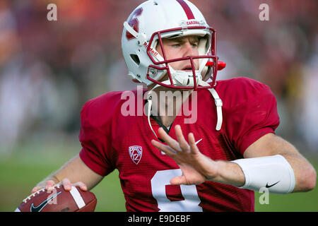 25 octobre 2014 : Stanford Cardinal quarterback Kevin Hogan (8) se réchauffe avant de la NCAA Football match entre le Stanford Cardinal et l'Oregon State Beavers au stade de Stanford à Palo Alto, CA. Stanford a défait l'Oregon State 38-14. Damon Tarver/Cal Sport Media Banque D'Images