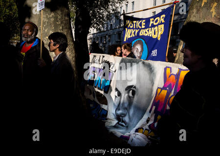 Londres, Royaume-Uni. 25 octobre, 2014. Protestation contre les décès en détention par des amis et de la famille 2014 Crédit : Guy Josse/Alamy Live News Banque D'Images