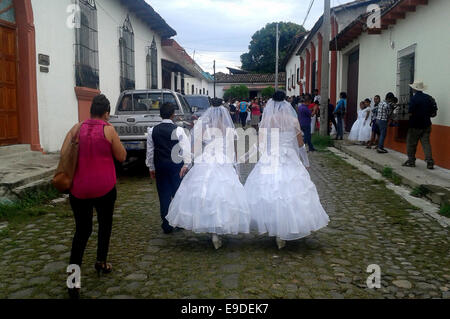 (141026) -- SUCHITOTO, 26 octobre 2014 (Xinhua) -- Les filles accompagnés par leur chef de famille pour célébrer leur première Eucharistie, dans l'église de Santa Lucia, dans la ville de Suchitoto, Cuscatlan ministère, 47 kilomètres au nord de San Salvador, capitale du Salvador, le 25 octobre 2014. Autour de 300 enfants, la plupart provenant de différentes communautés rurales, ont à se préparer à une année pour célébrer collectivement leur première eucharistie. (Xinhua/Oscar Rivera) (lmz) Banque D'Images