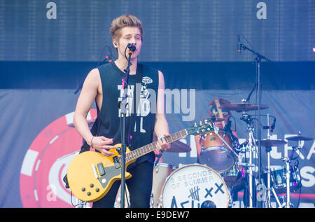 Singer Luke Hemmings 5 secondes de l'été joue sur la scène au iHeartRadio Music Festival 2014 à Las Vegas Banque D'Images