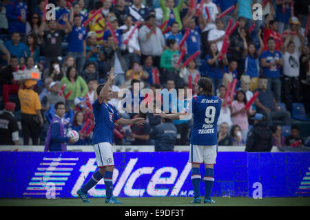 La ville de Mexico, Mexique. 25 octobre, 2014. Cruz Azul's Christian Gimenez (L) célèbre après avoir marqué pendant le match du tournoi contre l'ouverture de la Ligue MX Morelia à Azul Stadium dans la ville de Mexico, capitale du Mexique, le 25 octobre 2014. Credit : Alejandro Ayala/Xinhua/Alamy Live News Banque D'Images