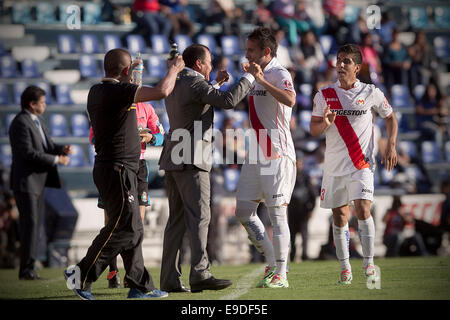 La ville de Mexico, Mexique. 25 octobre, 2014. Morelia Carlos Guzman célèbre après avoir marqué pendant le match du tournoi d'ouverture de la Ligue MX contre Cruz Azul Azul Stadium dans la ville de Mexico, capitale du Mexique, le 25 octobre 2014. Credit : Alejandro Ayala/Xinhua/Alamy Live News Banque D'Images